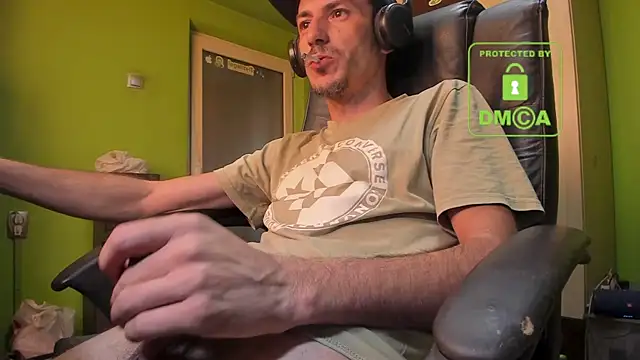 Snapshot of BigCumShoot chatting on 01/02/25, 08:39 BigCumShoot online show from 01/02/25, 08:39