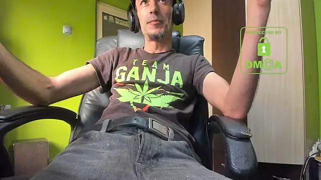 Snapshot of BigCumShoot chatting on 11/14/25, 07:18 BigCumShoot online show from 11/14/25, 07:18