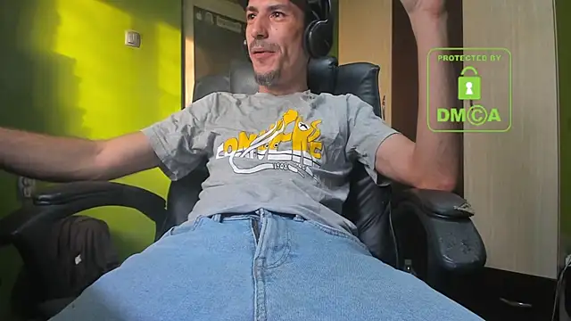 Snapshot of BigCumShoot chatting on 11/17/25, 06:19 BigCumShoot online show from 11/17/25, 06:19