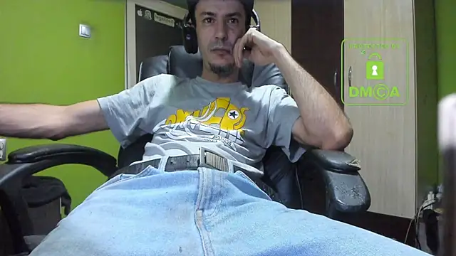 Snapshot of BigCumShoot chatting on 11/21/25, 04:22 BigCumShoot online show from 11/21/25, 04:22