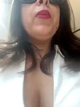 Snapshot of laarti chatting on 09/10/25, 01:00 laarti online show from 09/10/25, 01:00