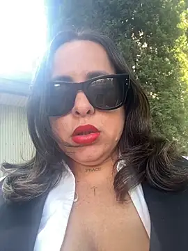 Snapshot of laarti chatting on 10/14/25, 11:00 laarti online show from 10/14/25, 11:00