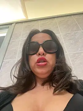 Snapshot of laarti chatting on 10/18/25, 10:27 laarti online show from 10/18/25, 10:27