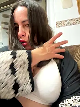 Snapshot of laarti chatting on 10/18/25, 11:27 laarti online show from 10/18/25, 11:27