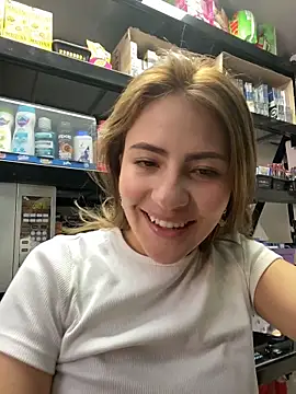 Snapshot of Andrea18_blonde chatting on 06/05/26, 03:40 Andrea18 blonde online show from 06/05/26, 03:40