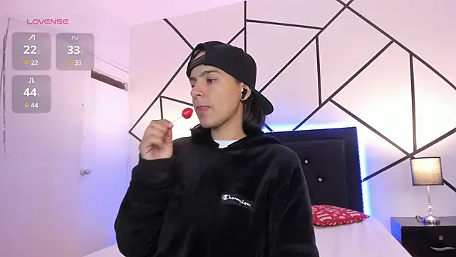 Liiam smith  online show from 03/07/25, 03:49