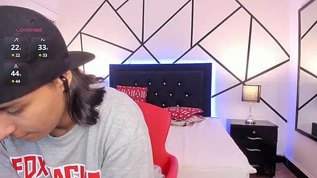 Liiam smith  online show from 03/18/25, 03:53