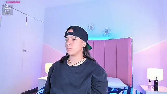 Liiam smith  online show from 10/01/25, 12:55