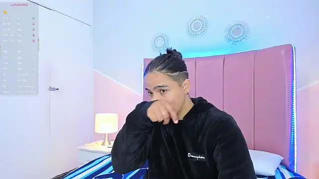 Liiam smith  online show from 12/19/25, 01:40