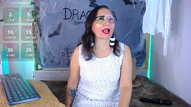 Snapshot of Alexaamoon_ chatting on 10/19/25, 04:07 Alexaamoon online show from 10/19/25, 04:07