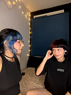 Snapshot of mavimist__ chatting on 10/12/25, 01:37 mavimist   online show from 10/12/25, 01:37