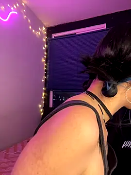 Snapshot of mavimist__ chatting on 10/25/25, 01:02 mavimist   online show from 10/25/25, 01:02