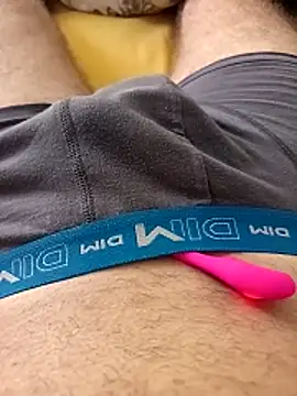 Snapshot of Dam70 chatting on 10/18/25, 11:33 Dam70 online show from 10/18/25, 11:33