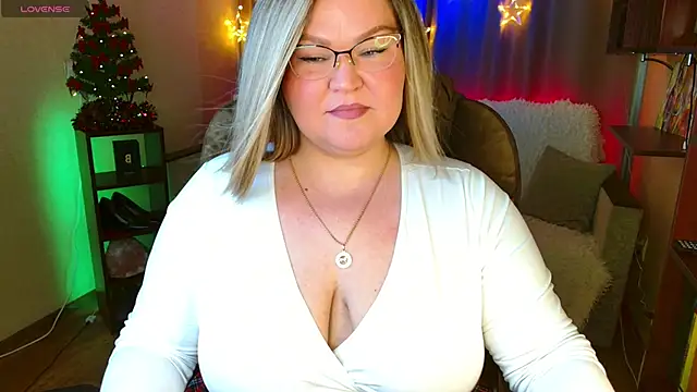 Snapshot of Vivien__wet chatting on 12/17/25, 09:48 Vivien wet online show from 12/17/25, 09:48