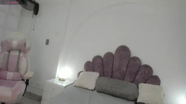 Snapshot of Your_Lady_Milf chatting on 02/04/25, 06:49 Your Lady Milf online show from 02/04/25, 06:49