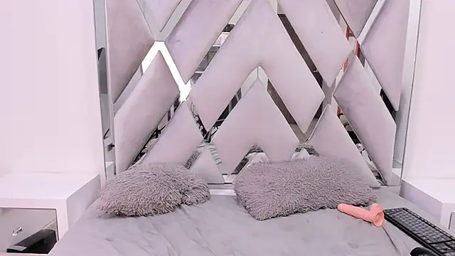 Snapshot of Your_Lady_Milf chatting on 03/08/25, 06:16 Your Lady Milf online show from 03/08/25, 06:16