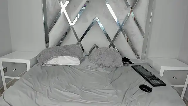 Snapshot of Your_Lady_Milf chatting on 03/19/25, 04:13 Your Lady Milf online show from 03/19/25, 04:13