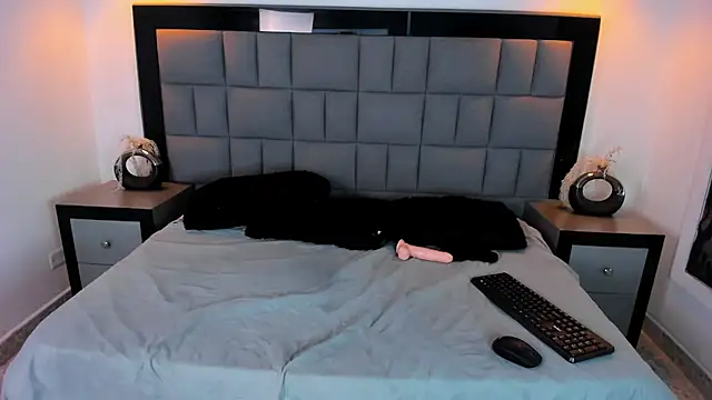 Snapshot of Your_Lady_Milf chatting on 03/20/25, 04:20 Your Lady Milf online show from 03/20/25, 04:20