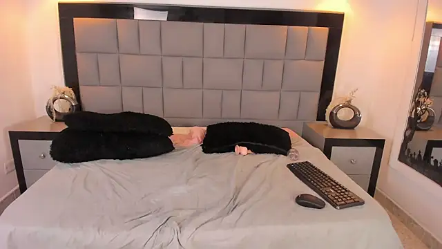 Snapshot of Your_Lady_Milf chatting on 03/22/25, 04:04 Your Lady Milf online show from 03/22/25, 04:04