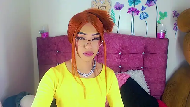 Snapshot of Khloe_Leal chatting on 03/17/25, 01:14 Khloe Leal online show from 03/17/25, 01:14