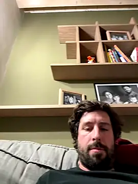 Snapshot of Ovett086 chatting on 12/14/25, 02:06 Ovett086 online show from 12/14/25, 02:06