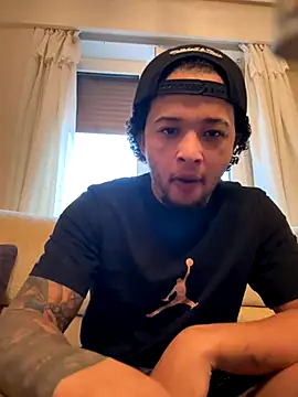 Snapshot of yeiyei_oficial chatting on 10/16/25, 05:03 yeiyei oficial online show from 10/16/25, 05:03