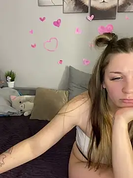 Snapshot of MollyMi0 chatting on 02/21/25, 01:22 MollyMi0 online show from 02/21/25, 01:22