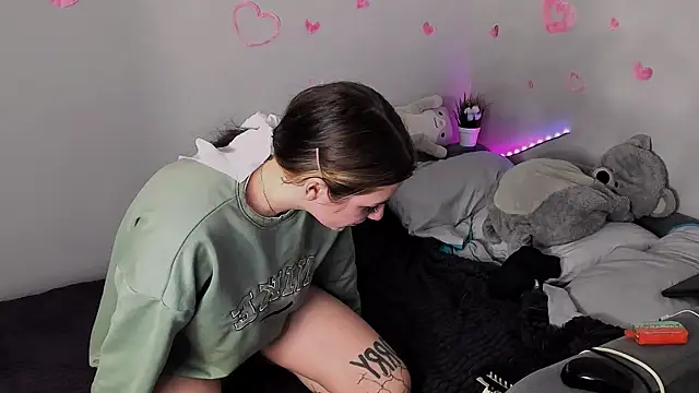 Snapshot of MollyMi0 chatting on 02/24/25, 03:12 MollyMi0 online show from 02/24/25, 03:12