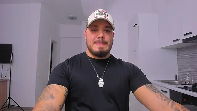 Snapshot of ZackMasterss chatting on 12/17/25, 10:49 ZackMasterss online show from 12/17/25, 10:49