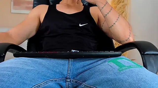 Snapshot of ISAAC_CRYSTON chatting on 12/17/25, 07:53 ISAAC CRYSTON online show from 12/17/25, 07:53