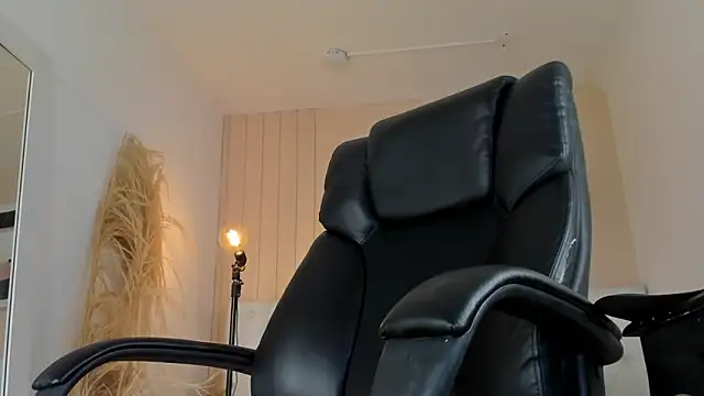 Snapshot of ISAAC_CRYSTON chatting on 12/18/25, 08:59 ISAAC CRYSTON online show from 12/18/25, 08:59