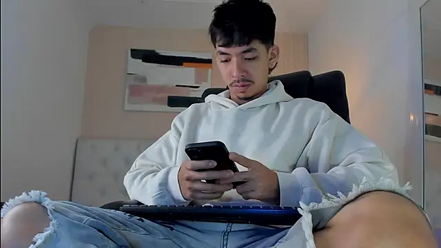 Snapshot of ISAAC_CRYSTON chatting on 12/20/25, 07:43 ISAAC CRYSTON online show from 12/20/25, 07:43