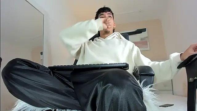 Snapshot of ISAAC_CRYSTON chatting on 12/22/25, 07:55 ISAAC CRYSTON online show from 12/22/25, 07:55