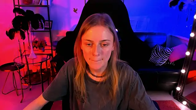 Snapshot of KiraMontoya chatting on 02/21/25, 05:42 KiraMontoya online show from 02/21/25, 05:42