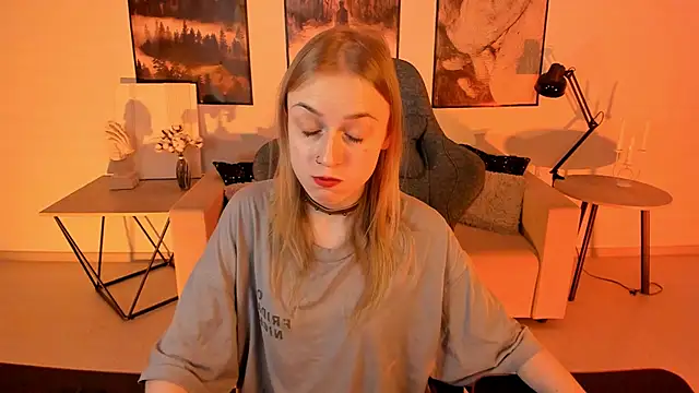 Snapshot of KiraMontoya chatting on 03/05/25, 09:04 KiraMontoya online show from 03/05/25, 09:04