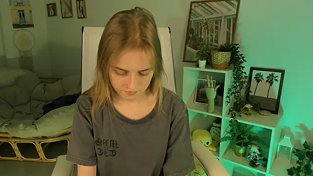 Snapshot of KiraMontoya chatting on 03/13/25, 05:39 KiraMontoya online show from 03/13/25, 05:39