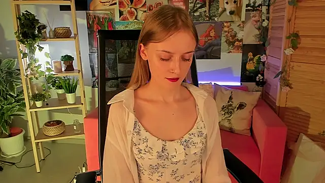 Snapshot of KiraMontoya chatting on 03/16/25, 12:34 KiraMontoya online show from 03/16/25, 12:34