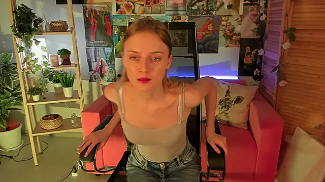 Snapshot of KiraMontoya chatting on 03/16/25, 05:17 KiraMontoya online show from 03/16/25, 05:17