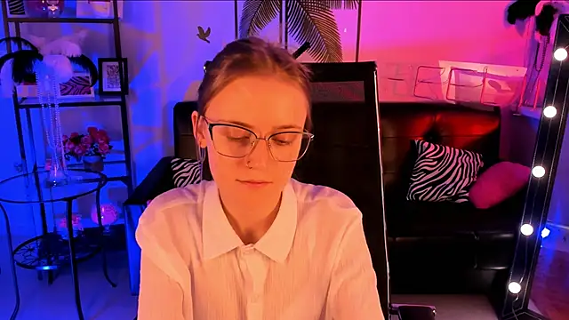 Snapshot of KiraMontoya chatting on 03/19/25, 05:17 KiraMontoya online show from 03/19/25, 05:17