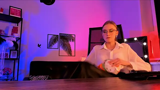 Snapshot of KiraMontoya chatting on 03/20/25, 12:08 KiraMontoya online show from 03/20/25, 12:08