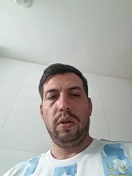 Snapshot of reyarturs13 chatting on 02/14/25, 06:29 reyarturs13 online show from 02/14/25, 06:29