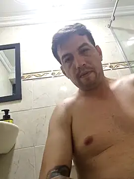 Snapshot of reyarturs13 chatting on 02/18/25, 03:53 reyarturs13 online show from 02/18/25, 03:53