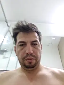 Snapshot of reyarturs13 chatting on 03/05/25, 04:02 reyarturs13 online show from 03/05/25, 04:02