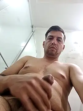 Snapshot of reyarturs13 chatting on 03/19/25, 03:40 reyarturs13 online show from 03/19/25, 03:40