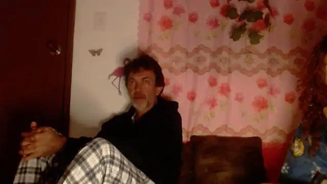 Snapshot of jeans_and_emma chatting on 03/14/25, 04:43 jeans and emma online show from 03/14/25, 04:43