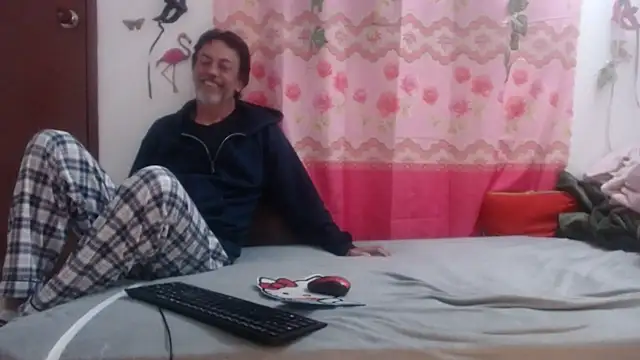 Snapshot of jeans_and_emma chatting on 03/16/25, 08:32 jeans and emma online show from 03/16/25, 08:32
