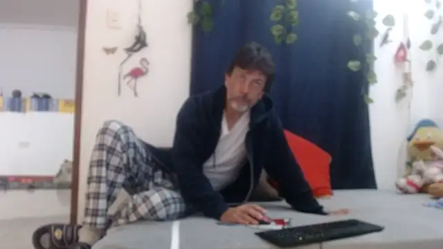 Snapshot of jeans_and_emma chatting on 03/19/25, 12:04 jeans and emma online show from 03/19/25, 12:04