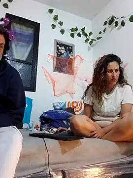 Snapshot of jeans_and_emma chatting on 10/24/25, 01:46 jeans and emma online show from 10/24/25, 01:46