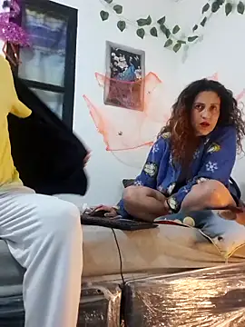 Snapshot of jeans_and_emma chatting on 10/27/25, 12:26 jeans and emma online show from 10/27/25, 12:26