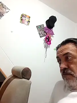 Snapshot of jeans_and_emma chatting on 11/15/25, 02:42 jeans and emma online show from 11/15/25, 02:42